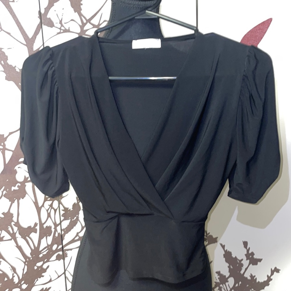 Triple Seven Size Small Puff V-Cut Tee-Short Sleeve Black Crop Top NWOT $30